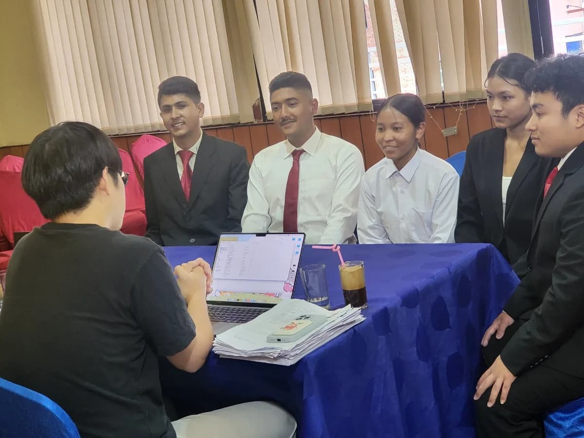 면접장에서 지원자와 면접 담당자가 면접을 진행하는 모습