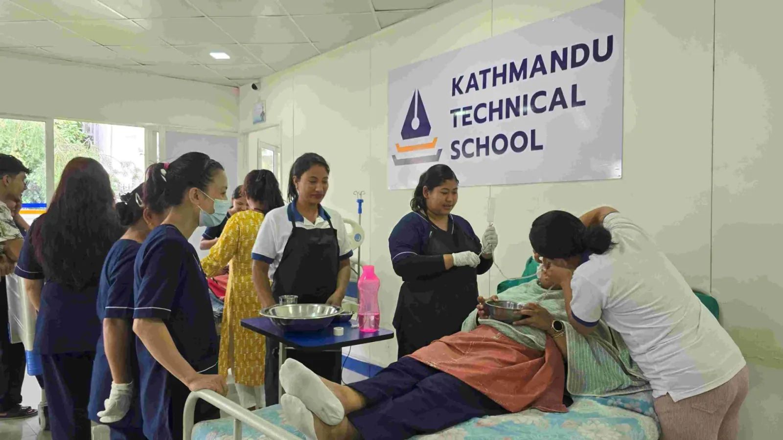Kathmandu Technical School 교육생들이 병상 주변에서 돌봄 실습을 진행하는 모습